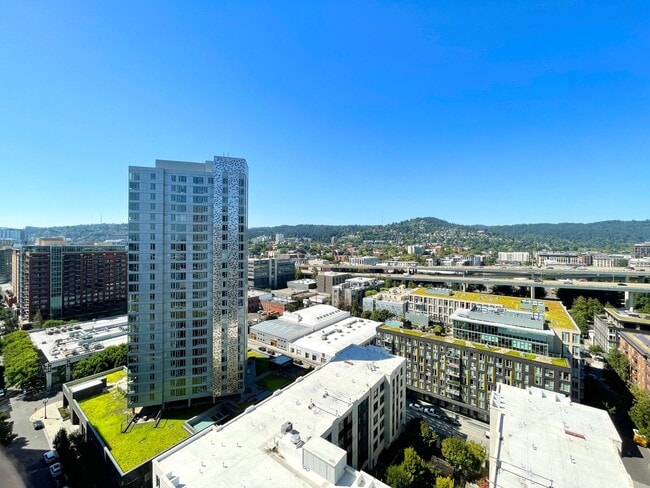 Building Photo - Spacious Vista Pearl Condo with Bonus Den,...