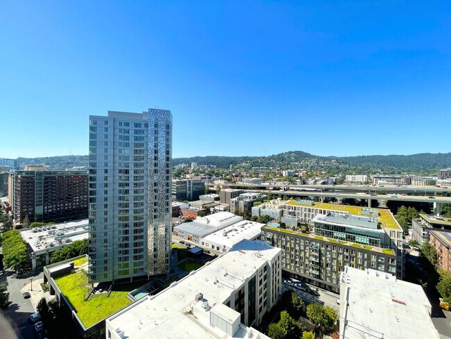 Building Photo - Spacious Vista Pearl Condo with Bonus Den, Stunning Views and Fabulous Amenities