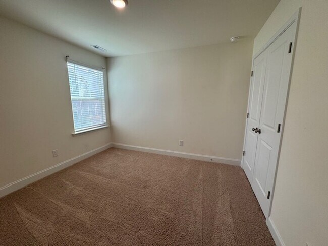 Building Photo - The Grove at Neill's Pointe
