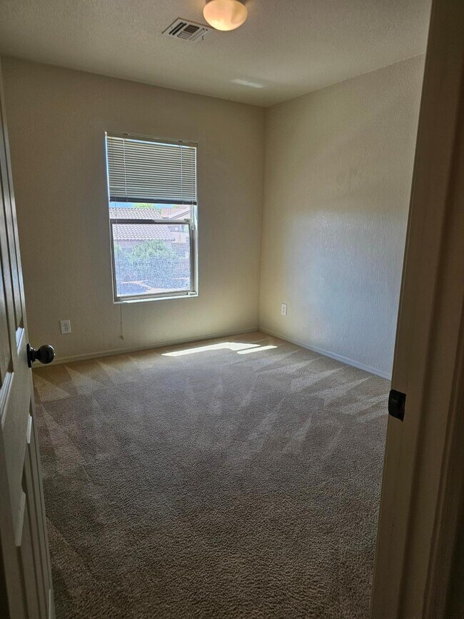 Building Photo - 900 Estancia Dr