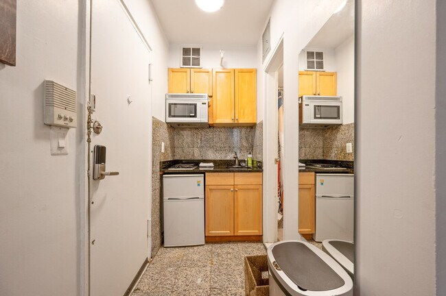 Building Photo - 210 E 33rd St