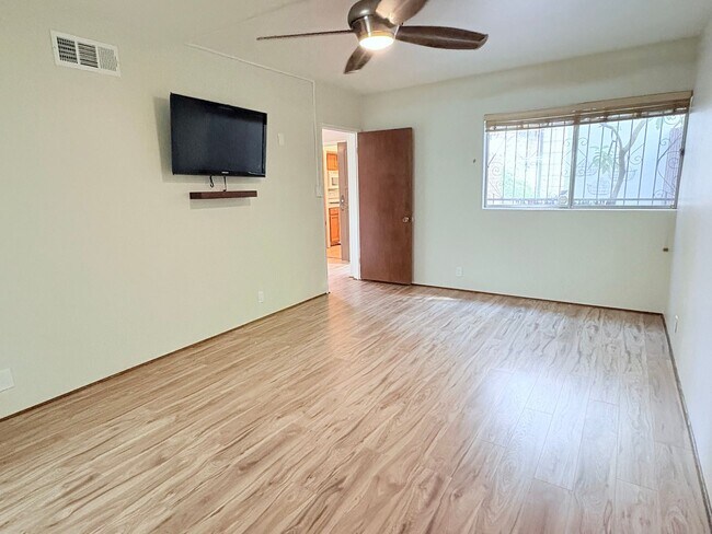 Building Photo - Lovely 2 Bedroom and 2 Bathroom Condo w/ Den! Lots of Space! *SPECIAL OFFER 2 Weeks Free Rent*