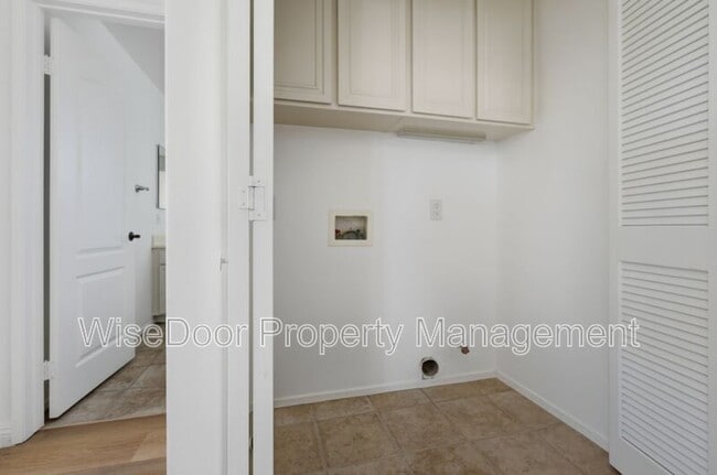 Building Photo - 1087 Waterfall Way