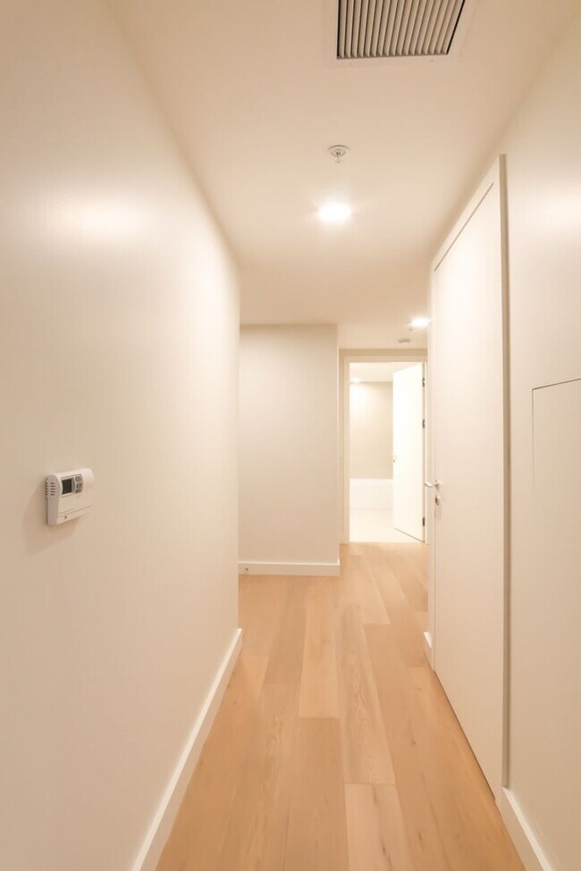 Building Photo - 2bd/1ba Seattle Condo