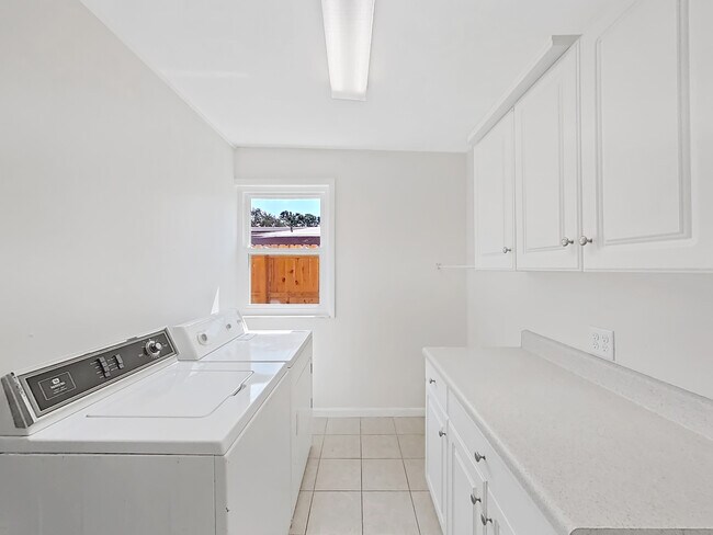 Building Photo - 4610 W Bay Villa Ave