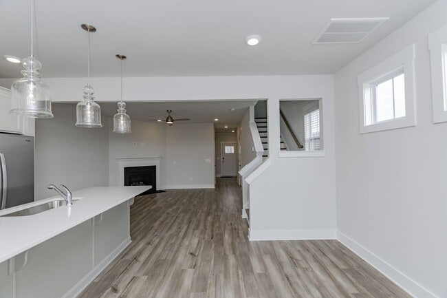 Building Photo - Monte Vista Townhomes