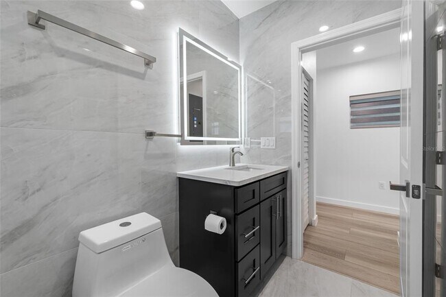 Building Photo - 527 N Garden Ave