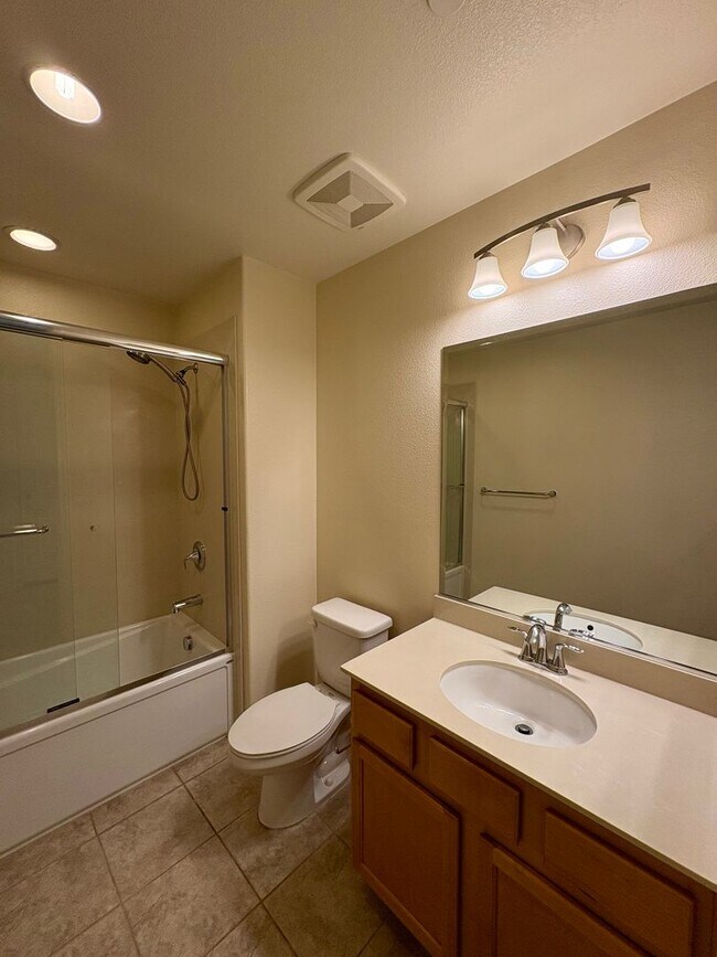 Building Photo - Spacious 4-Bedroom Townhouse