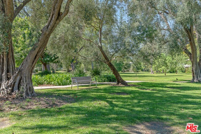 Building Photo - 5116 Village Green