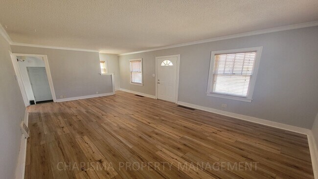 Building Photo - Cozy & Quaint 3 Bedroom House With Lots of Extras!