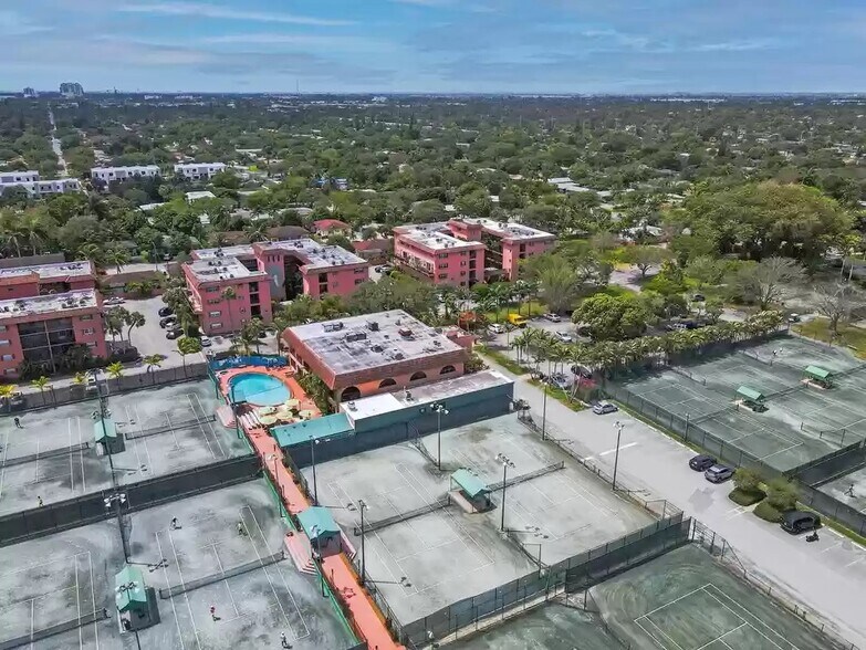 Building Photo - 640 Tennis Club Dr