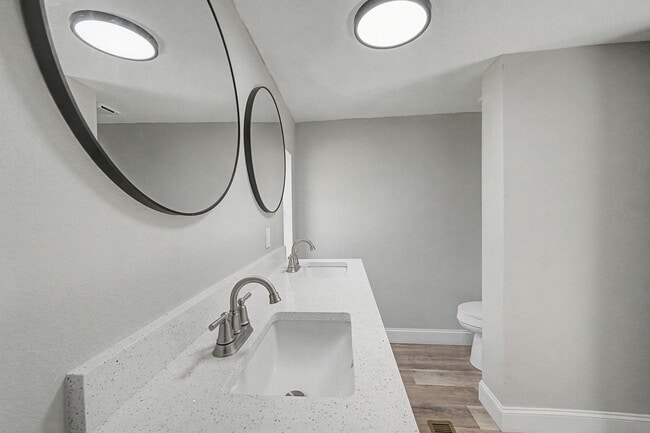 Building Photo - 512 W Bach Dr