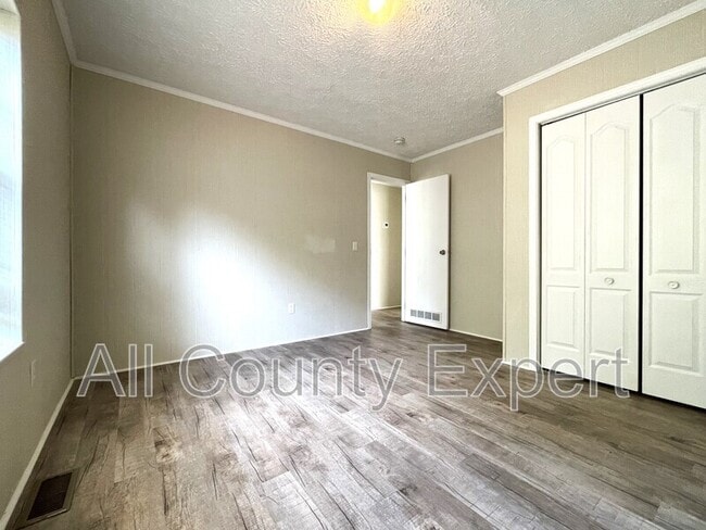 Building Photo - 327 Reavis Mountain Rd