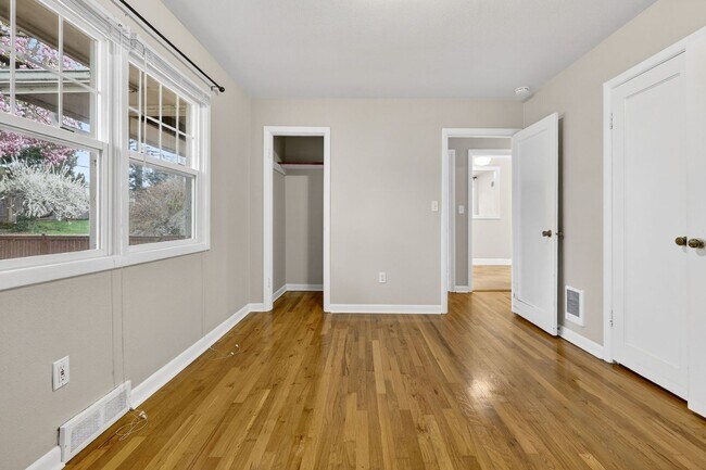 Building Photo - 3660 SE Tenino St