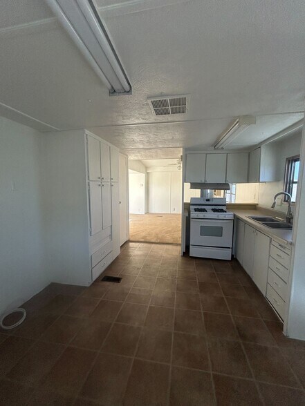 Building Photo - 3601 E Wyoming Ave