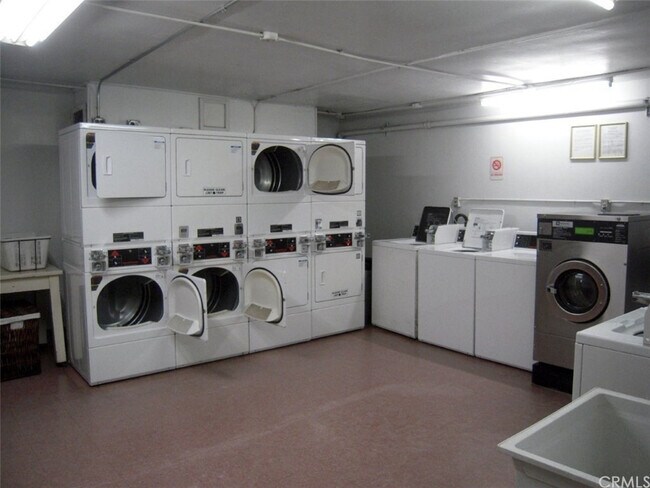 Building Photo - Spacious Studio at the Cooper Arms in the ...