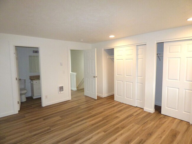 Building Photo - 3 bed 2 bath Duplex