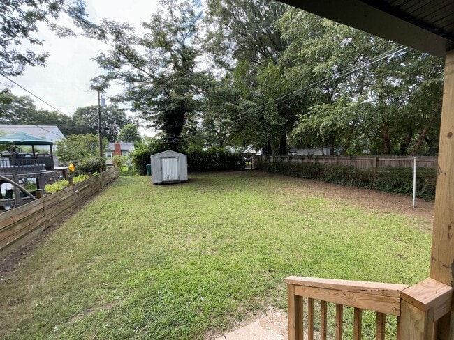 Building Photo - Beautiful renovated 3 bedroom 2 full bath ...