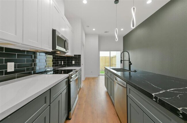 Building Photo - 5222 Pershing St