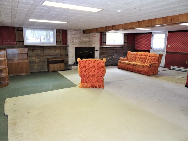 Building Photo - 1357 E Oregon Rd