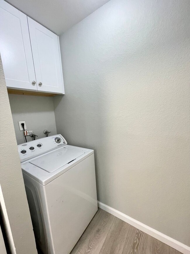 Building Photo - Rohnert Park: $2799  Lower Level 3 Bed/2 B...