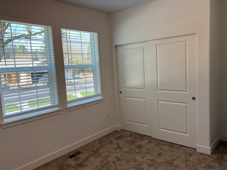 Building Photo - 3002 Roald Ave SE