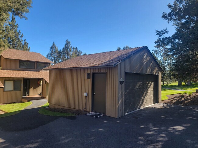 Building Photo - 6901 Robin Ct