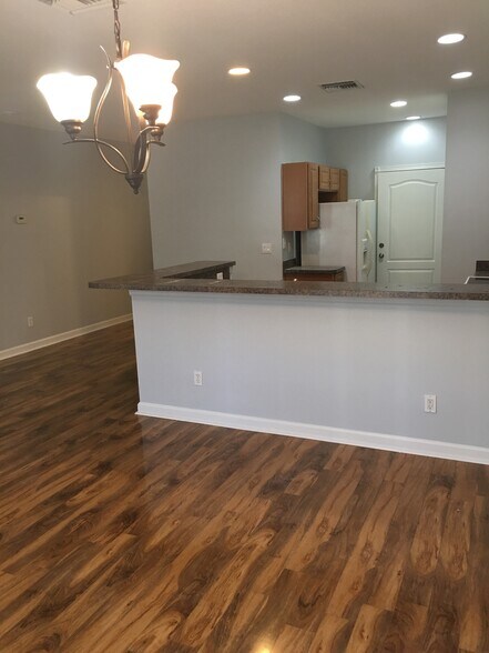 Building Photo - 2543 Creekside Dr