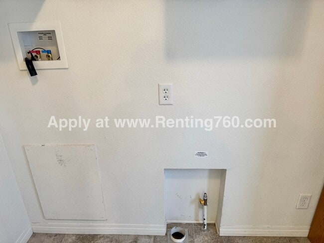 Building Photo - Huge 4 Bedroom Home!!