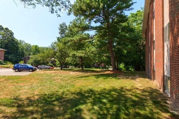 Building Photo - 10 Longwood Dr