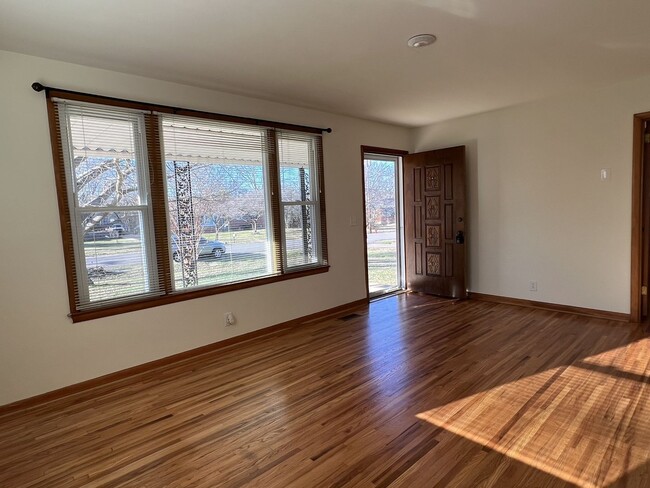 Building Photo - Single-Family Home with 2 Bedrooms and 1.5...