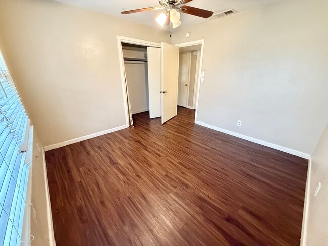 Building Photo - 3-bed/2-bath with two living spaces!