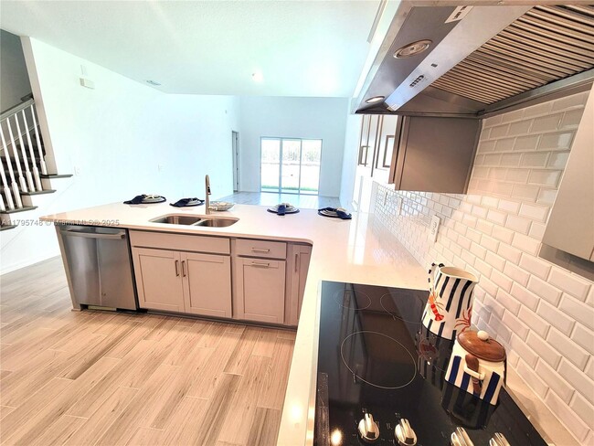 Building Photo - 5647 Ficus Aurea St