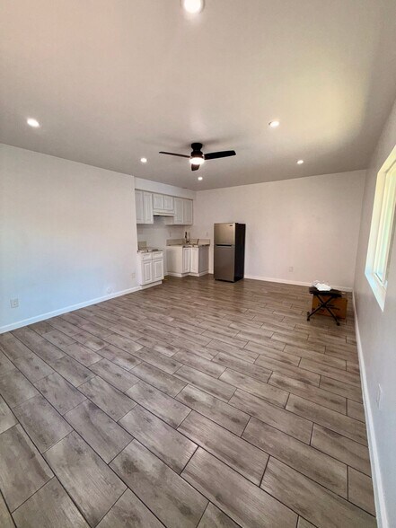 Building Photo - 14643 Chatsworth St