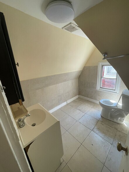 Building Photo - 3215 Summer St