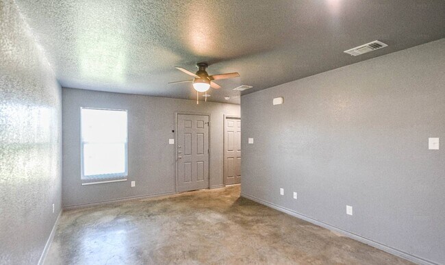 Building Photo - 2816 Leroy Cir