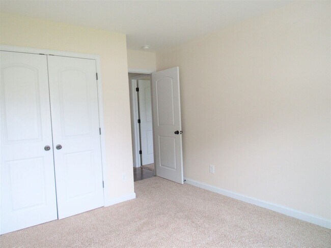 Building Photo - 136 Laredo Dr