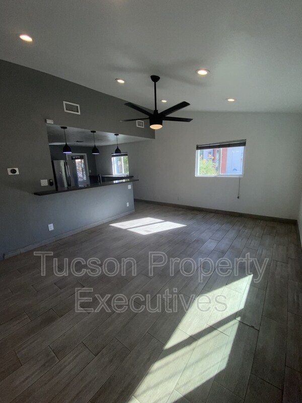 Building Photo - 1421 E Drachman St