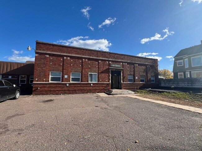 Building Photo - 1 Bedroom Apartment AVAILABLE JUNE!!!