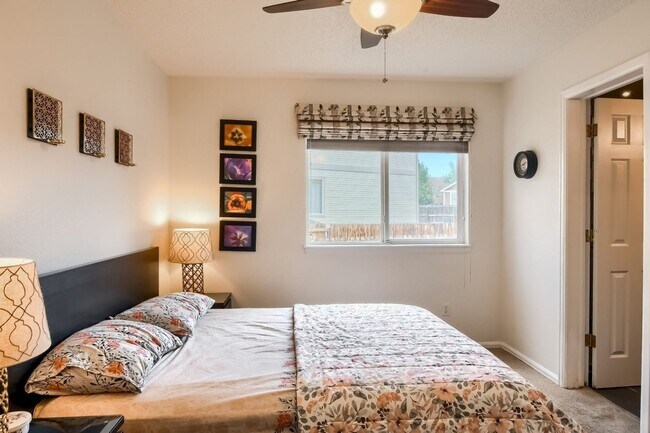 Building Photo - Spacious 5BR House in Aurora