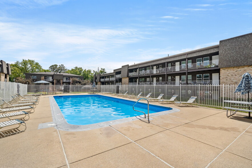 Building Photo - Four Seasons Apartments