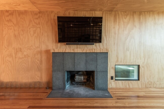 Building Photo - 2460 Beverley Ave