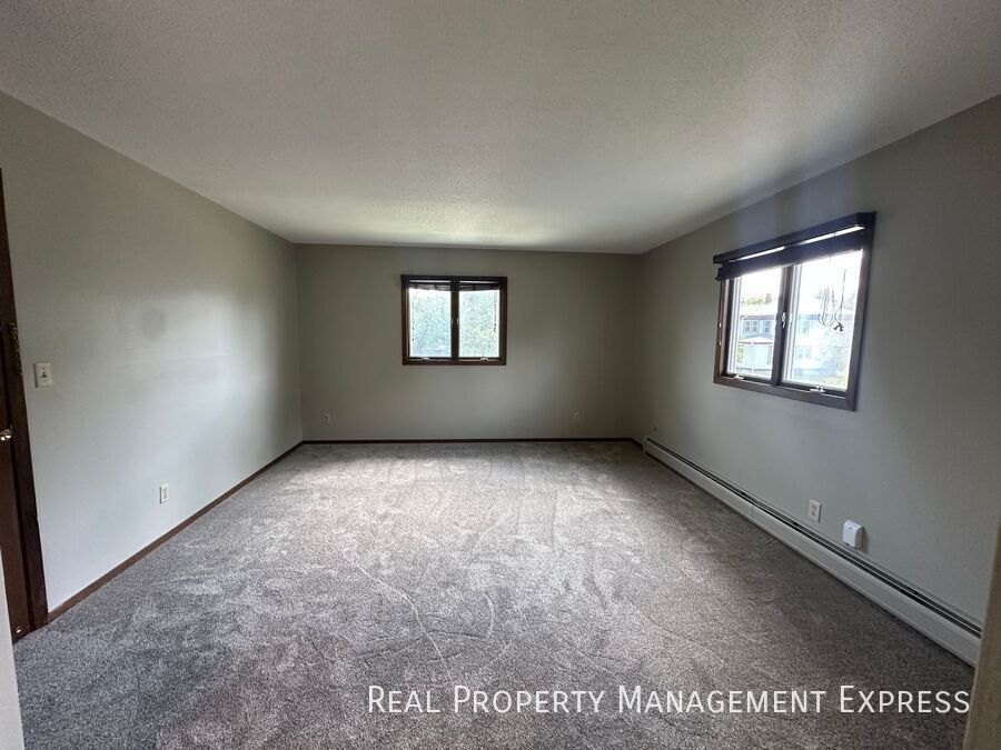 Building Photo - Spacious 2 Bedroom Apartment