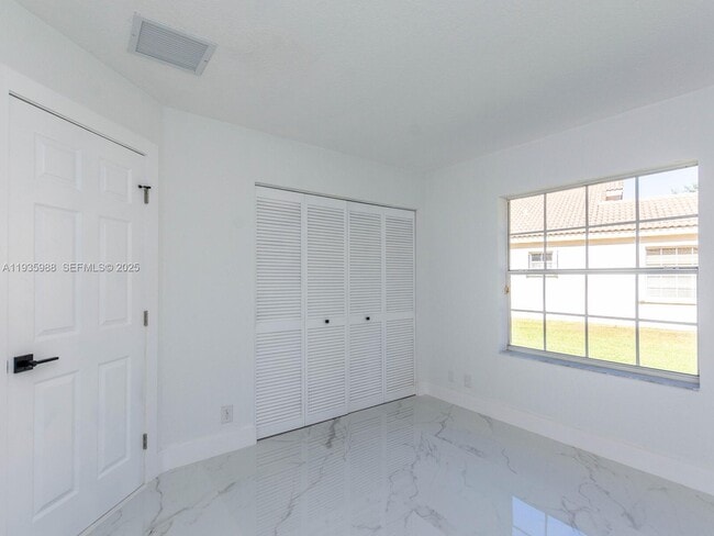 Building Photo - 381 Cameron Dr