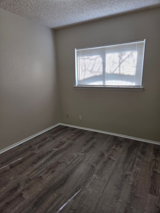 Building Photo - Spacious 4 Bedroom Ranch