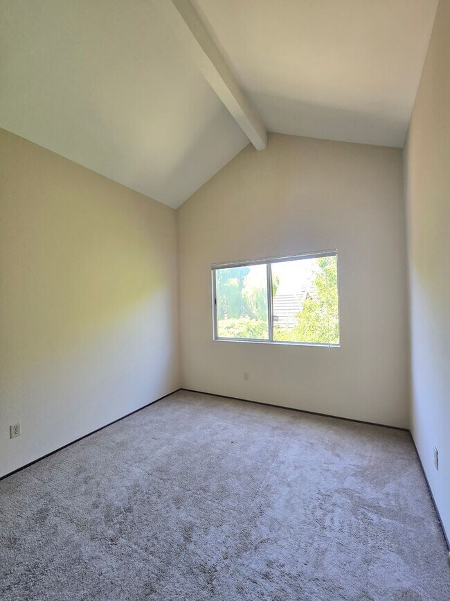 Building Photo - Large 4 bed/2.5 bath home with vaulted cei...