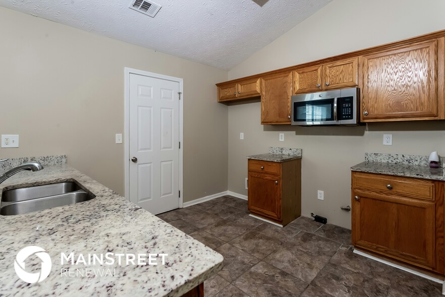 Building Photo - 10576 Day Lily Dr