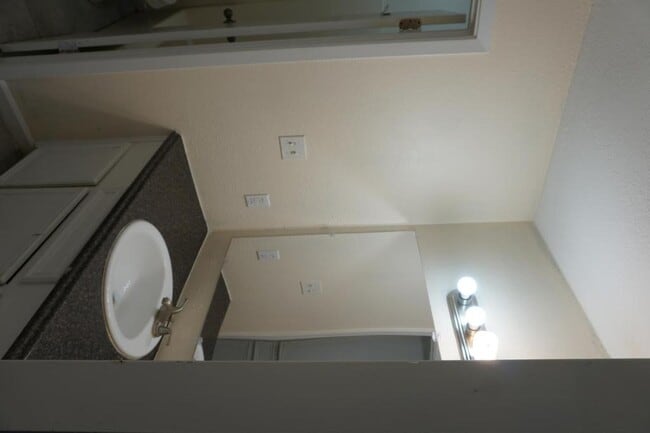 Building Photo - 1217 Westway Cir