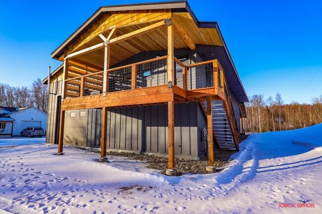 Building Photo - 7427 Twin Lakes Dr