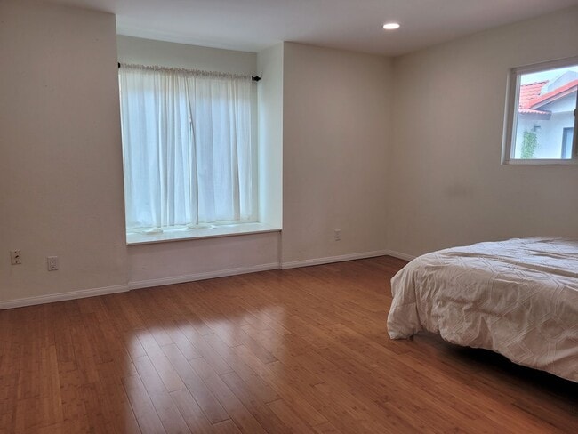 Building Photo - Upgraded townhome in central location !